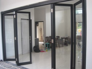pintu lipat almunium