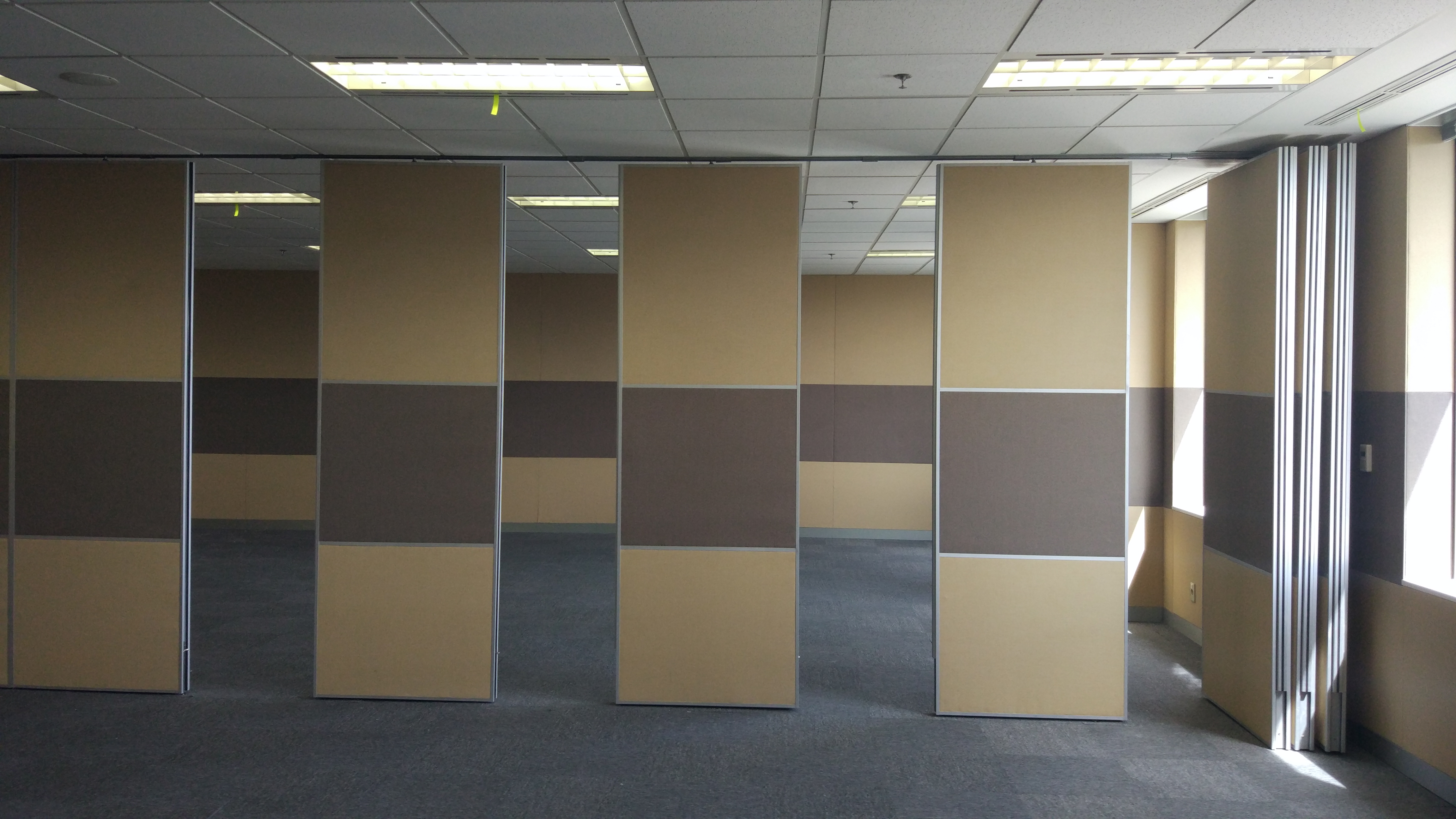 Preparing a Room for Seminar with Sliding Partition